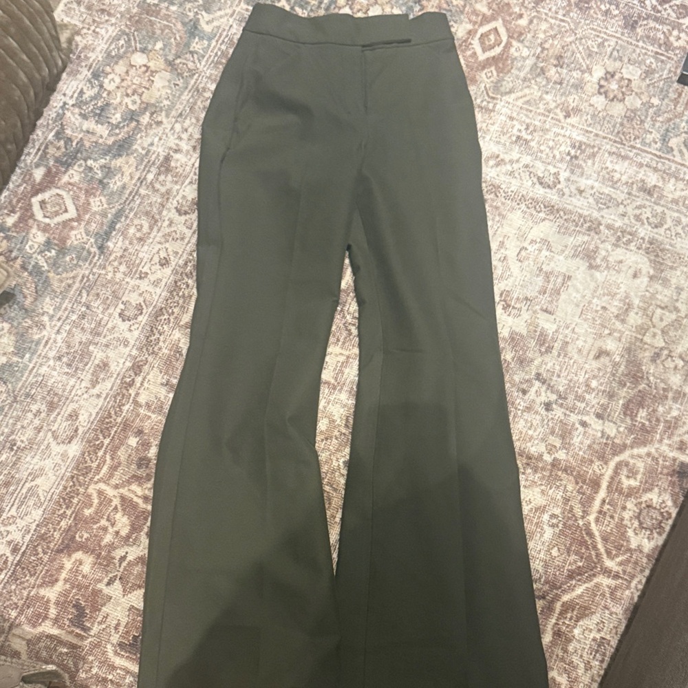 Elegant Women's Green Pants - Picture 1 of 3
